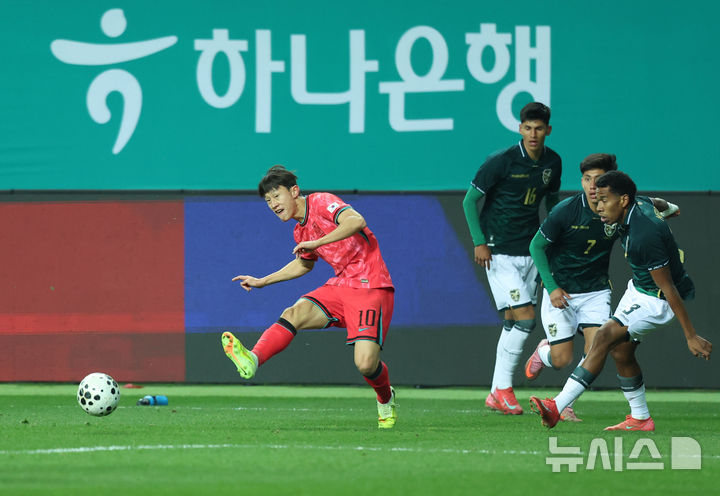 [대전=뉴시스] 조성우 기자 = 14일 오후 대전 유성구 대전월드컵경기장에서 열린 축구 국가대표팀 평가전 대한민국과 볼리비아의 경기, 전반전 한국 이재성이 수비를 따돌리고 패스하고 있다. 2025.11.14. xconfind@newsis.com