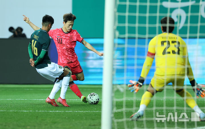 [대전=뉴시스] 조성우 기자 = 14일 오후 대전 유성구 대전월드컵경기장에서 열린 축구 국가대표팀 평가전 대한민국과 볼리비아의 경기, 전반전 한국 이재성이 패스하고 있다. 2025.11.14. xconfind@newsis.com