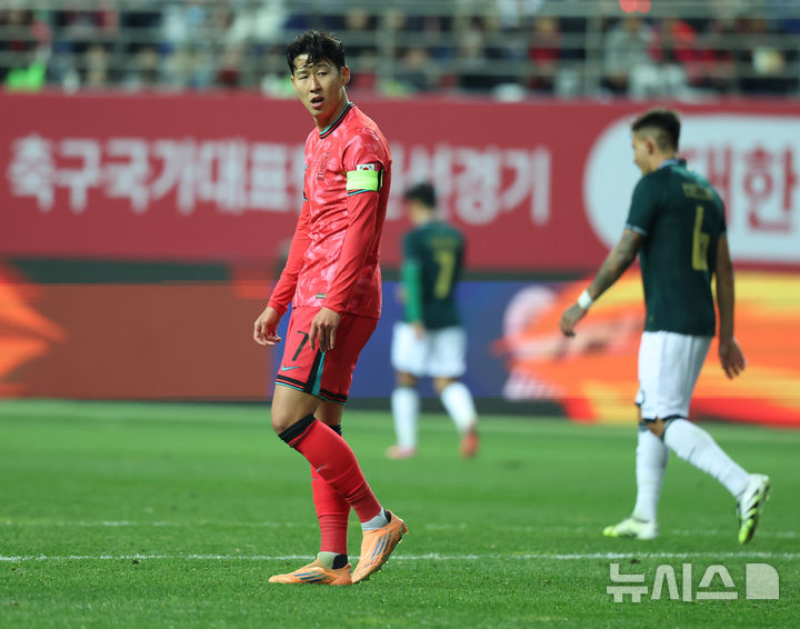 [대전=뉴시스] 조성우 기자 = 14일 오후 대전 유성구 대전월드컵경기장에서 열린 축구 국가대표팀 평가전 대한민국과 볼리비아의 경기, 전반전 한국 손흥민이 공격이 막히자 답답한 표정을 짓고 있다. 2025.11.14. xconfind@newsis.com
