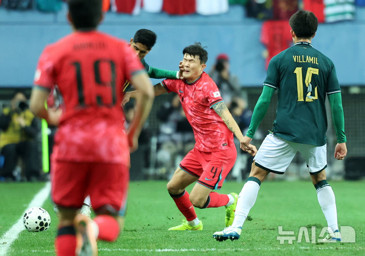 [대전=뉴시스] 조성우 기자 = 14일 오후 대전 유성구 대전월드컵경기장에서 열린 축구 국가대표팀 평가전 대한민국과 볼리비아의 경기, 전반전 한국 김민재가 상대와 몸싸움을 벌이며 수비하고 있다. 2025.11.14. xconfind@newsis.com