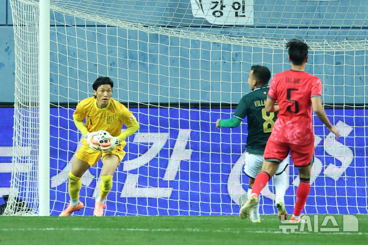 [대전=뉴시스] 조성우 기자 = 14일 오후 대전 유성구 대전월드컵경기장에서 열린 축구 국가대표팀 평가전 대한민국과 볼리비아의 경기, 전반전 한국 골키퍼 김승규가 상대가 쏜 슛을 잡고 있다. 2025.11.14. xconfind@newsis.com