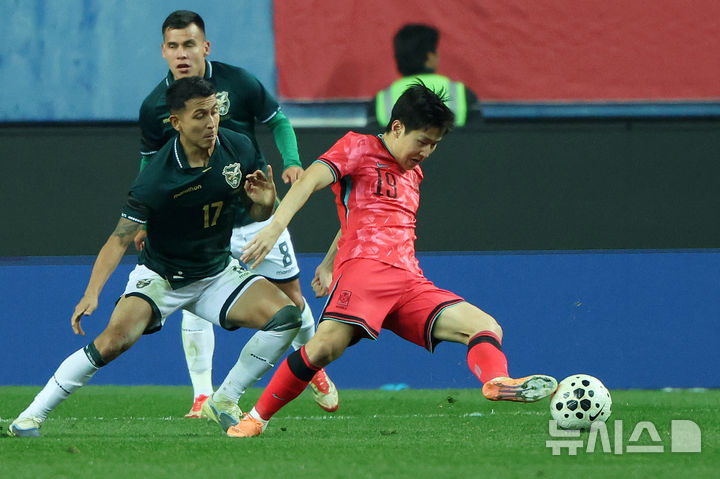 [대전=뉴시스] 조성우 기자 = 14일 오후 대전 유성구 대전월드컵경기장에서 열린 축구 국가대표팀 평가전 대한민국과 볼리비아의 경기, 후반전 한국 이강인이 상대 수비를 받으며 드리블하고 있다. 2025.11.14. xconfind@newsis.com