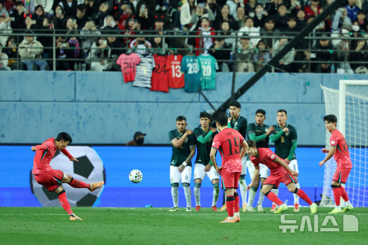 [대전=뉴시스] 조성우 기자 = 14일 오후 대전 유성구 대전월드컵경기장에서 열린 축구 국가대표팀 평가전 대한민국과 볼리비아의 경기, 후반전 한국 손흥민이 프리킥 골을 넣고 있다. 2025.11.14. xconfind@newsis.com