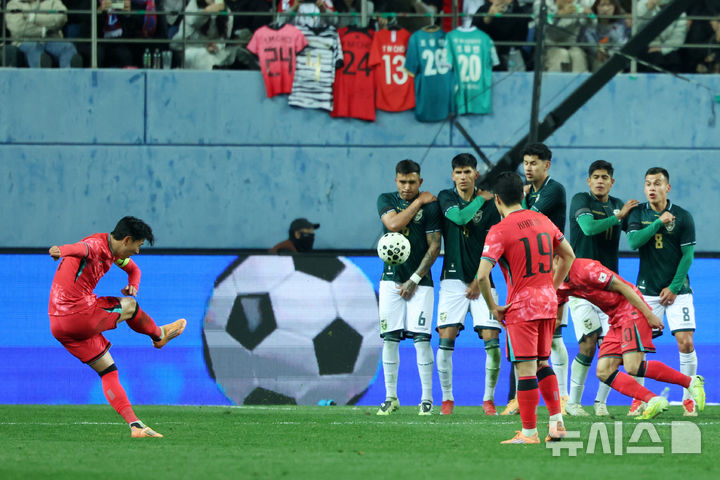 [대전=뉴시스] 조성우 기자 = 14일 오후 대전 유성구 대전월드컵경기장에서 열린 축구 국가대표팀 평가전 대한민국과 볼리비아의 경기, 후반전 한국 손흥민이 프리킥 골을 넣고 있다. 2025.11.14. xconfind@newsis.com