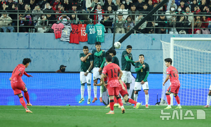 [대전=뉴시스] 조성우 기자 = 14일 오후 대전 유성구 대전월드컵경기장에서 열린 축구 국가대표팀 평가전 대한민국과 볼리비아의 경기, 후반전 한국 손흥민이 프리킥 골을 넣고 있다. 2025.11.14. xconfind@newsis.com