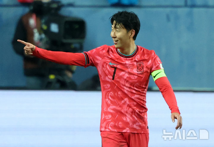 [대전=뉴시스] 조성우 기자 = 14일 오후 대전 유성구 대전월드컵경기장에서 열린 축구 국가대표팀 평가전 대한민국과 볼리비아의 경기, 후반전 한국 손흥민이 프리킥 골을 넣은 뒤 기뻐하고 있다. 2025.11.14. xconfind@newsis.com