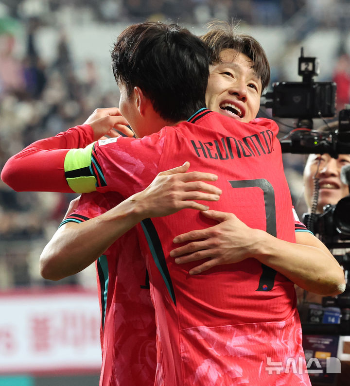 [대전=뉴시스] 강종민 기자 = 14일 오후 대전 유성구 대전월드컵경기장에서 열린 축구 국가대표팀 평가전 대한민국과 볼리비아의 경기에서 선취골을 넣은 손흥민이 이재성을 껴안은 채 기뻐하고 있다. 2025.11.14. ppkjm@newsis.com