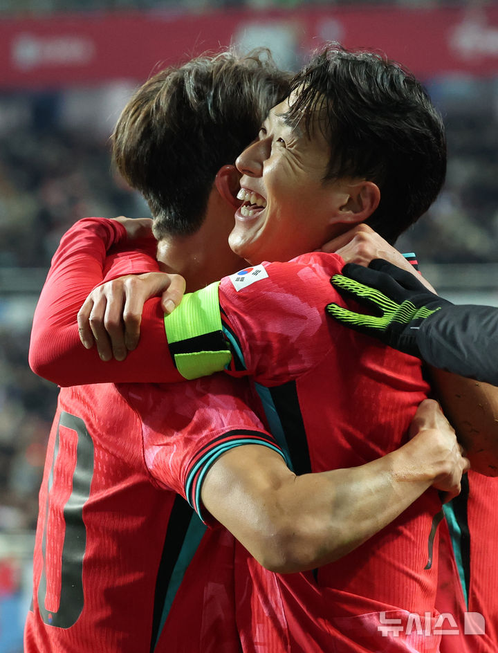 [대전=뉴시스] 강종민 기자 = 14일 오후 대전 유성구 대전월드컵경기장에서 열린 축구 국가대표팀 평가전 대한민국과 볼리비아의 경기에서 선취골을 넣은 손흥민이 이재성을 껴안은 채 기뻐하고 있다. 2025.11.14. ppkjm@newsis.com