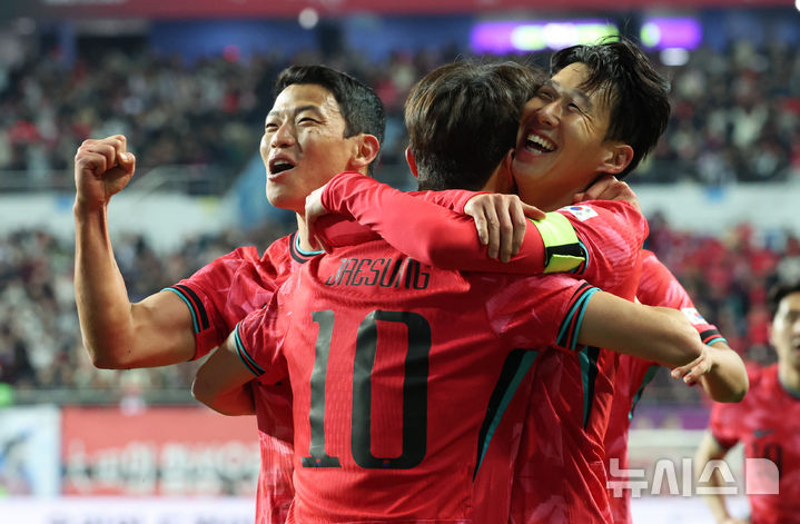 [대전=뉴시스] 강종민 기자 = 14일 오후 대전 유성구 대전월드컵경기장에서 열린 축구 국가대표팀 평가전 대한민국과 볼리비아의 경기에서 선취골을 넣은 손흥민이 이재성을 껴안은 채 기뻐하고 있다. 2025.11.14. ppkjm@newsis.com