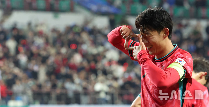 [대전=뉴시스] 강종민 기자 = 14일 오후 대전 유성구 대전월드컵경기장에서 열린 축구 국가대표팀 평가전 대한민국과 볼리비아의 경기에서 선취골을 넣은 손흥민이 세레머니를 하고 있다. 2025.11.14. ppkjm@newsis.com