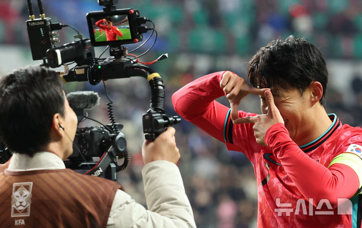 [대전=뉴시스] 강종민 기자 = 14일 오후 대전 유성구 대전월드컵경기장에서 열린 축구 국가대표팀 평가전 대한민국과 볼리비아의 경기에서 선취골을 넣은 손흥민이 세레머니를 하고 있다. 2025.11.14. ppkjm@newsis.com