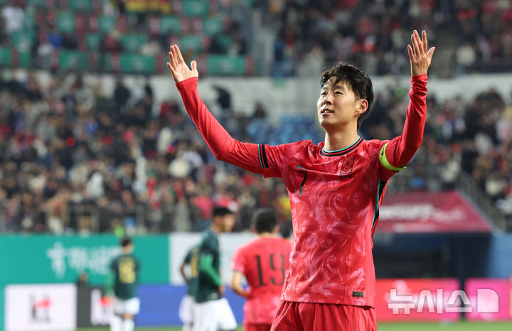 [대전=뉴시스] 강종민 기자 = 14일 오후 대전 유성구 대전월드컵경기장에서 열린 축구 국가대표팀 평가전 대한민국과 볼리비아의 경기에서 선취골을 넣은 손흥민이 관중들의 호응을 유도하고 있다. 2025.11.14. ppkjm@newsis.com