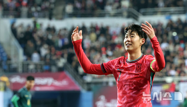 [대전=뉴시스] 강종민 기자 = 14일 오후 대전 유성구 대전월드컵경기장에서 열린 축구 국가대표팀 평가전 대한민국과 볼리비아의 경기에서 선취골을 넣은 손흥민이 기뻐하고 있다. 2025.11.14. ppkjm@newsis.com