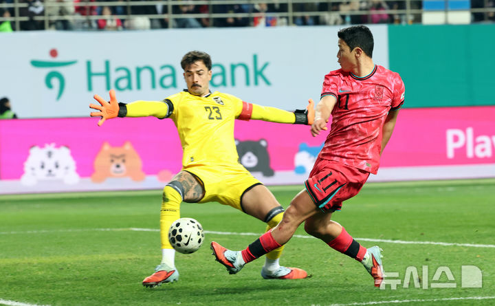 [대전=뉴시스] 강종민 기자 = 14일 오후 대전 유성구 대전월드컵경기장에서 열린 축구 국가대표팀 평가전 대한민국과 볼리비아의 경기에서 한국 황희찬이 볼리비아 골키퍼를 앞에 두고 슛하고 있다. 2025.11.14. ppkjm@newsis.com