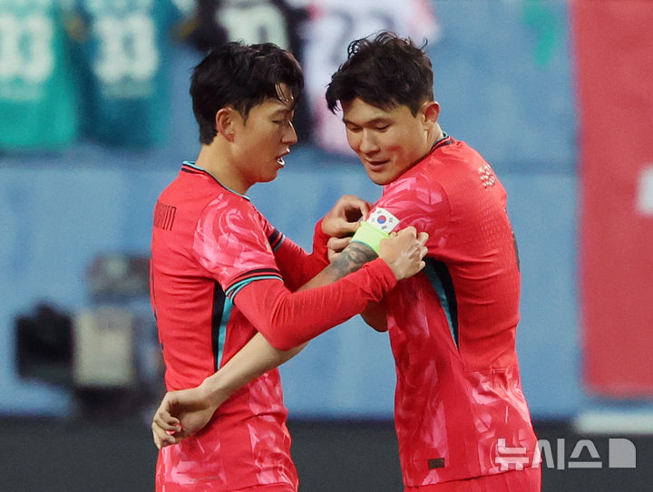 [대전=뉴시스] 조성우 기자 = 14일 오후 대전 유성구 대전월드컵경기장에서 열린 축구 국가대표팀 평가전 대한민국과 볼리비아의 경기, 후반전 한국 손흥민이 교체되며 김민재에게 주장 완장을 채워주고 있다. 2025.11.14. xconfind@newsis.com