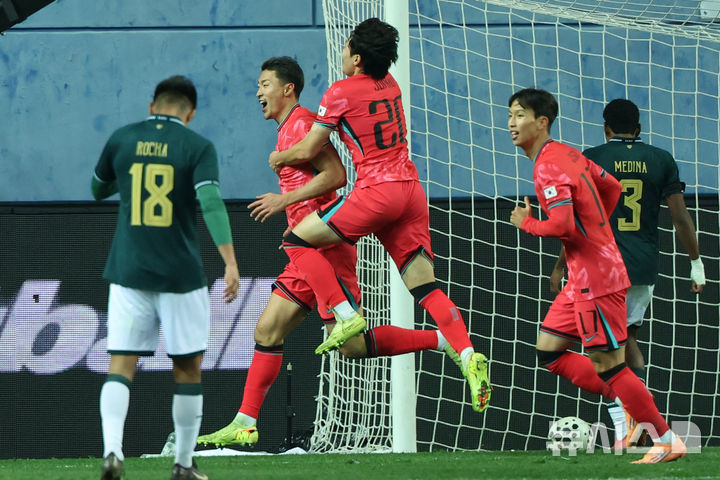 [대전=뉴시스] 조성우 기자 = 14일 오후 대전 유성구 대전월드컵경기장에서 열린 축구 국가대표팀 평가전 대한민국과 볼리비아의 경기, 후반전 한국 조규성이 팀의 두 번째 골을 넣은 뒤 기뻐하고 있다. 2025.11.14. xconfind@newsis.com