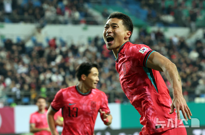 [대전=뉴시스] 강종민 기자 = 14일 오후 대전 유성구 대전월드컵경기장에서 열린 축구 국가대표팀 평가전 대한민국과 볼리비아의 경기에서 추가골을 넣은 조규성이 포효하고 있다. 2025.11.14. ppkjm@newsis.com