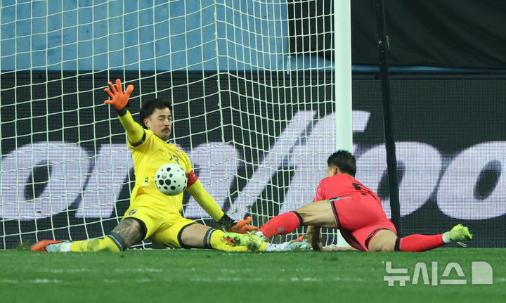 [대전=뉴시스] 조성우 기자 = 14일 오후 대전 유성구 대전월드컵경기장에서 열린 축구 국가대표팀 평가전 대한민국과 볼리비아의 경기, 후반전 한국 조규성이 팀의 두 번째 골을 넣고 있다. 2025.11.14. xconfind@newsis.com