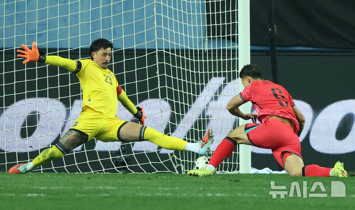 [대전=뉴시스] 조성우 기자 = 14일 오후 대전 유성구 대전월드컵경기장에서 열린 축구 국가대표팀 평가전 대한민국과 볼리비아의 경기, 후반전 한국 조규성이 팀의 두 번째 골을 넣고 있다. 2025.11.14. xconfind@newsis.com