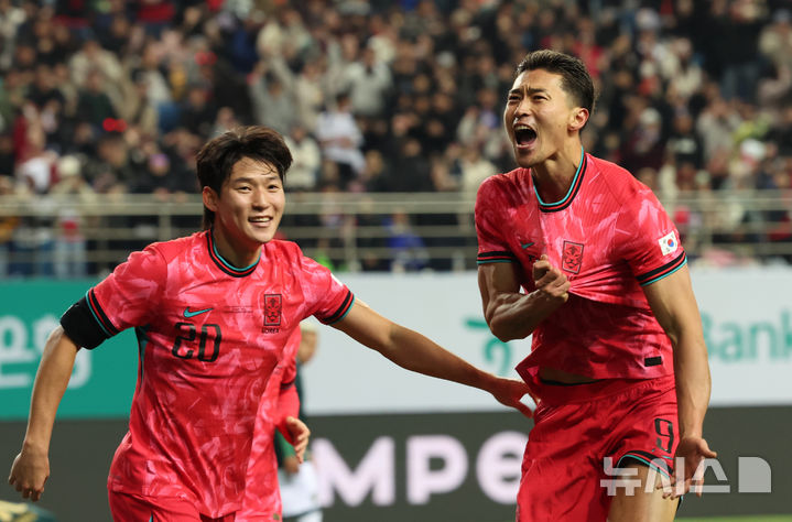 [대전=뉴시스] 강종민 기자 = 14일 오후 대전 유성구 대전월드컵경기장에서 열린 축구 국가대표팀 평가전 대한민국과 볼리비아의 경기에서 추가골을 넣은 조규성이 포효하고 있다. 2025.11.14. ppkjm@newsis.com