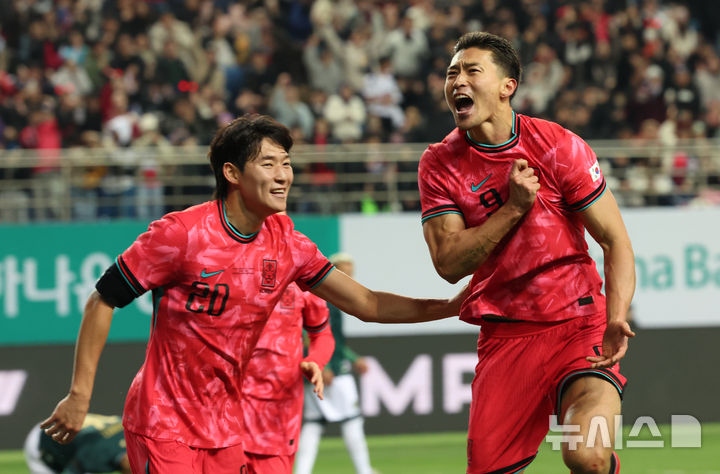 [대전=뉴시스] 강종민 기자 = 14일 오후 대전 유성구 대전월드컵경기장에서 열린 축구 국가대표팀 평가전 대한민국과 볼리비아의 경기에서 추가골을 넣은 조규성이 포효하고 있다. 2025.11.14. ppkjm@newsis.com