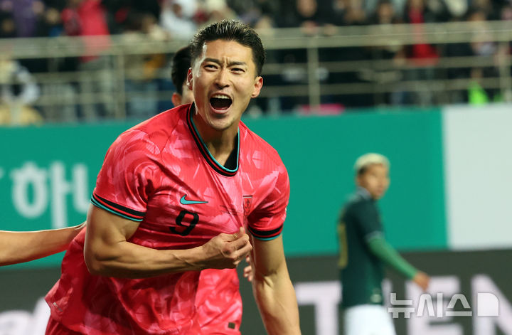 [대전=뉴시스] 강종민 기자 = 14일 오후 대전 유성구 대전월드컵경기장에서 열린 축구 국가대표팀 평가전 대한민국과 볼리비아의 경기에서 추가골을 넣은 조규성이 포효하고 있다. 2025.11.14. ppkjm@newsis.com