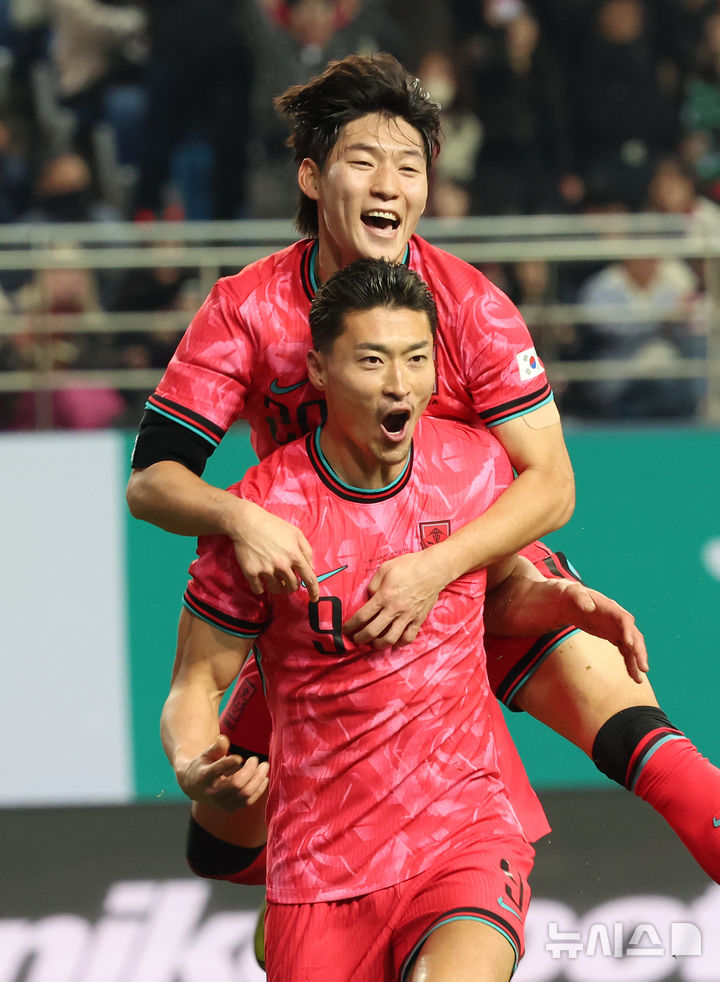 [대전=뉴시스] 강종민 기자 = 14일 오후 대전 유성구 대전월드컵경기장에서 열린 축구 국가대표팀 평가전 대한민국과 볼리비아의 경기에서 추가골을 넣은 조규성(아래)이 배준호와 함께 기뻐하고 있다. 2025.11.14. ppkjm@newsis.com