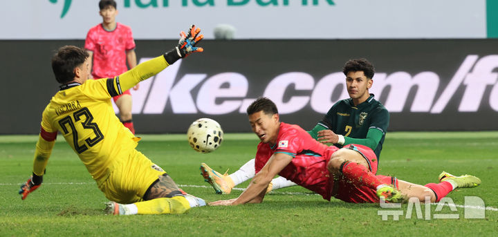 [대전=뉴시스] 강종민 기자 = 14일 오후 대전 유성구 대전월드컵경기장에서 열린 축구 국가대표팀 평가전 대한민국과 볼리비아의 경기에서 한국 조규성이 추가골을 넣고 있다. 2025.11.14. ppkjm@newsis.com