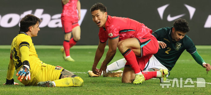 [대전=뉴시스] 강종민 기자 = 14일 오후 대전 유성구 대전월드컵경기장에서 열린 축구 국가대표팀 평가전 대한민국과 볼리비아의 경기에서 한국 조규성이 추가골을 넣고 있다. 2025.11.14. ppkjm@newsis.com