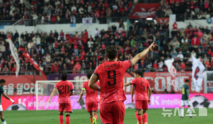 [대전=뉴시스] 강종민 기자 = 14일 오후 대전 유성구 대전월드컵경기장에서 열린 축구 국가대표팀 평가전 대한민국과 볼리비아의 경기에서 한국 조규성이 추가골을 넣은 뒤 기뻐하고 있다. 2025.11.14. ppkjm@newsis.com