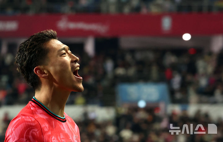 [대전=뉴시스] 강종민 기자 = 14일 오후 대전 유성구 대전월드컵경기장에서 열린 축구 국가대표팀 평가전 대한민국과 볼리비아의 경기에서 한국 조규성이 추가골을 넣은 뒤 기뻐하고 있다. 2025.11.14. ppkjm@newsis.com