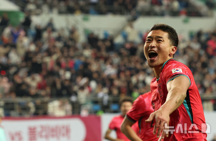 [대전=뉴시스] 강종민 기자 = 14일 오후 대전 유성구 대전월드컵경기장에서 열린 축구 국가대표팀 평가전 대한민국과 볼리비아의 경기에서 한국 조규성이 추가골을 넣은 뒤 기뻐하고 있다. 2025.11.14. ppkjm@newsis.com