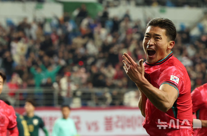 [대전=뉴시스] 강종민 기자 = 14일 오후 대전 유성구 대전월드컵경기장에서 열린 축구 국가대표팀 평가전 대한민국과 볼리비아의 경기에서 한국 조규성이 추가골을 넣은 뒤 기뻐하고 있다. 2025.11.14. ppkjm@newsis.com