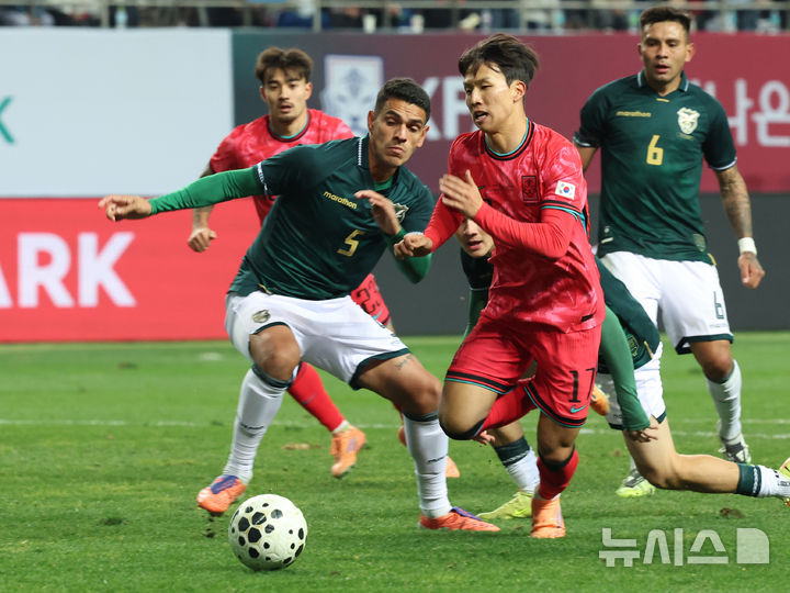 [대전=뉴시스] 강종민 기자 = 14일 오후 대전 유성구 대전월드컵경기장에서 열린 축구 국가대표팀 평가전 대한민국과 볼리비아의 경기에서 한국 엄지성이 문전으로 대시하고 있다. 2025.11.14. ppkjm@newsis.com