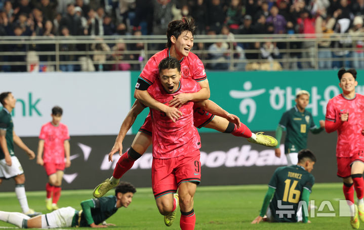 [대전=뉴시스] 강종민 기자 = 14일 오후 대전 유성구 대전월드컵경기장에서 열린 축구 국가대표팀 평가전 대한민국과 볼리비아의 경기에서 한국 조규성이 추가골을 넣은 뒤 기뻐하고 있다. 2025.11.14. ppkjm@newsis.com