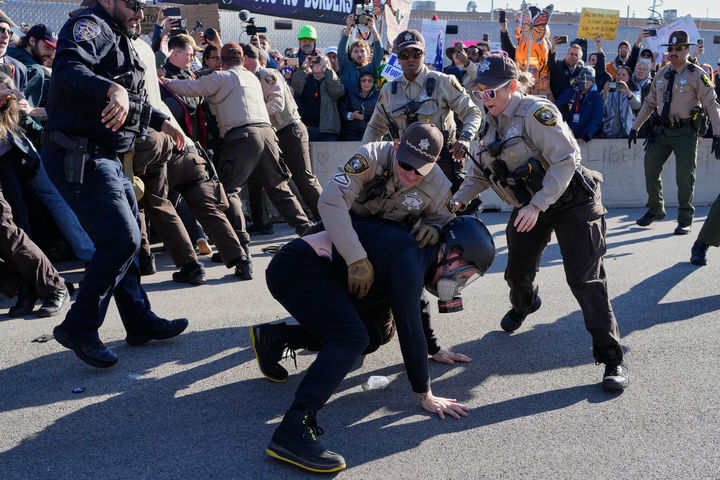 [브로드뷰=AP/뉴시스] 미국 노스캐롤라이나주 최대 도시 샬럿에서 연방정부의 대규모 이민 단속이 전개돼 81명이 체포됐다고 액시오스가 16일(현지 시간) 보도했다. 사진은 지난 14일 일리노이주 시카고 교외 브로드뷰에 있는 이민세관단속국(ICE) 시설 밖에서 쿡 카운티 보안관들이 한 시위 참가자를 체포하는 모습. 2025.11.17. 