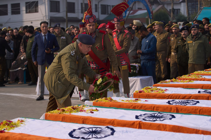 [카슈미르=AP/뉴시스]인도 경찰관들이 15일 인도령 카슈미르 스리나가르 경찰서 내에서 폭발사고로 사망한 희생자들에게 경의를 표하며 화환을 내려놓고 있다. 2025.11.16.