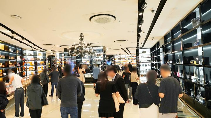 아시아 최대 규모 민트급 전문점 캉카스백화점 매장이 고객들로 북적이고 있다. *재판매 및 DB 금지