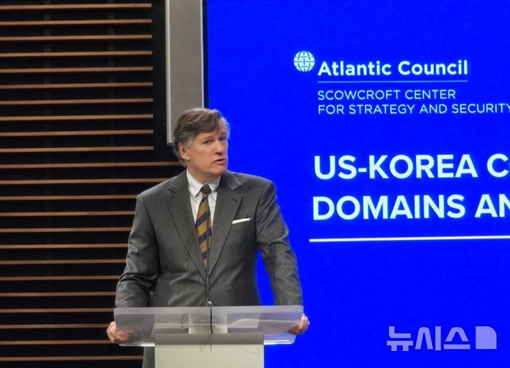 [워싱턴=뉴시스]이윤희 특파원 = 크리스토퍼 랜도 미국 국무부 부장관이 14일(현지 시간) 미국 워싱턴DC 싱크탱크 애슬랜틱카운실에서 코리아소사이어티, 김구재단 등이 공동개최한 한미 협력 관련 세미나 기조연설을 하고 있다. 2025.11.15.