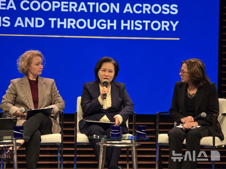 [워싱턴=뉴시스]이윤희 특파원 = 유명희 전 통상교섭본부장이 14일(현지 시간) 미국 워싱턴DC 싱크탱크 애슬랜틱카운실에서 코리아소사이어티, 김구재단 등이 공동개최한 한미 협력 관련 세미나에 참석해 발언하고 있다. 2025.11.15.