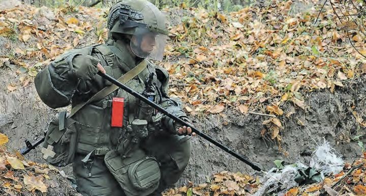 [서울=뉴시스]북한군 공병이 러시아에서 지뢰제거 작업을 하고 있다.(출처=붉은별, NK 뉴스에서 재인용) 2025.11.15. *재판매 및 DB 금지