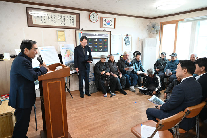 [창녕=뉴시스] 성낙인 군수가 주민설명회에 참석해 주민들에게 사업 진행 상황에 대해 설명하고 있다. (사진= 창녕군 제공) 2025.11.15. photo@newsis.com *재판매 및 DB 금지