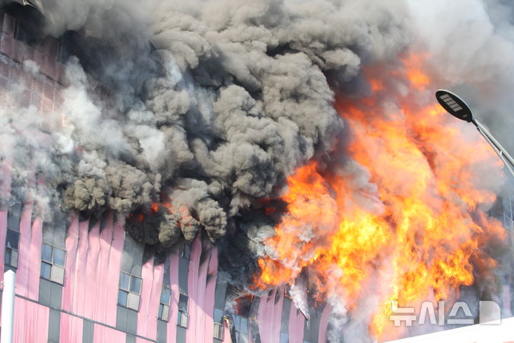 [천안=뉴시스] 최영민 기자=15일 오전 6시 8분께, 충남 천안시 풍세면 이랜드물류센터에서 화재가 발생했다. 오전 10시 현재 불은 하층부까지 확산됐고 현재 진화 중이다. 2025.11.15 ymchoi@newsis.com