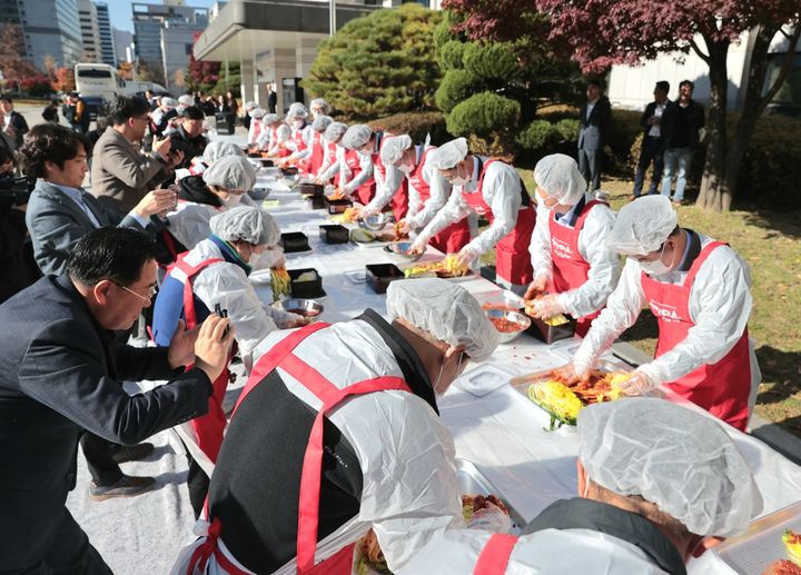 [해남=뉴시스]경기도 안양시에서 열린 김장담기 행사. (사진=해남군 제공) 2025.11.15. photo@newsis.com *재판매 및 DB 금지