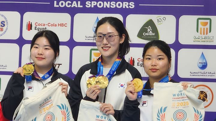 [서울=뉴시스]2025 ISSF 카이로 세계선수권대회 25m 여자부 권총 단체전에서 금메달을 차지한 오예진(IBK기업은행), 양지인(한국체대), 남다정(우리은행) 선수(왼쪽부터). (사진=대한사격연맹 제공)