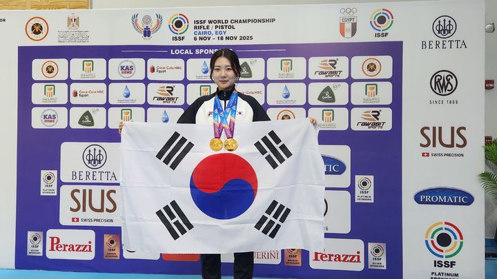 [서울=뉴시스]2025 ISSF 카이로 세계선수권대회 50m 여자부 소총 복사 개인전과 단체전에서 금메달을 차지한 오세희(충북보건과학대) 선수. (사진=대한사격연맹 제공)