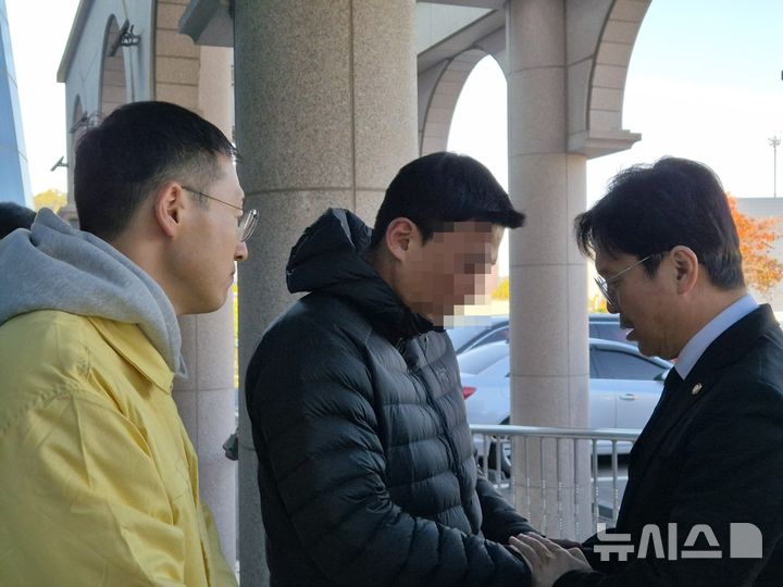 [울산=뉴시스] 구미현 기자 = 15일 김영훈 고용노동부 장관이 울산화력발전소 보일러 타워 붕괴사고 마지막 희생자인 김모(63)씨의 장례식장을 찾아 유족의 손을 잡고 애도를 표하고 있다. 이 자리에는 더불어민주당 김상욱·김태선 의원도 함께했다. 2025.11.15. gorgeouskoo@newsis.com