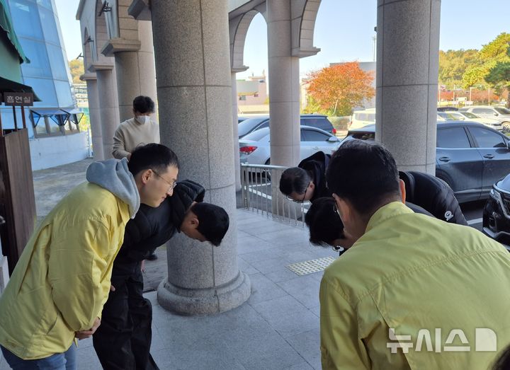 [울산=뉴시스] 구미현 기자 = 15일 김영훈 고용노동부 장관이 울산화력발전소 보일러 타워 붕괴사고 마지막 희생자인 김모(63)씨의 장례식장을 찾아 유족에게 고개를 숙여 애도를 표하고 있다. 이 자리에는 더불어민주당 김상욱·김태선 의원도 함께했다. 2025.11.15. gorgeouskoo@newsis.com