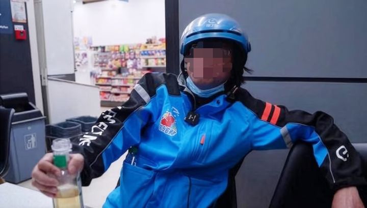 [뉴시스] 높은 봉급을 받던 중국의 한 남성이 직장을 잃은 뒤, 아내에게 버림받았다고 고백했다. (사진=웨이보 캡처) *재판매 및 DB 금지