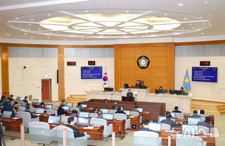 [포항=뉴시스] 송종욱 기자 = 포항시의회 본회의 전경. 2025.11.15. photo@newsis.com